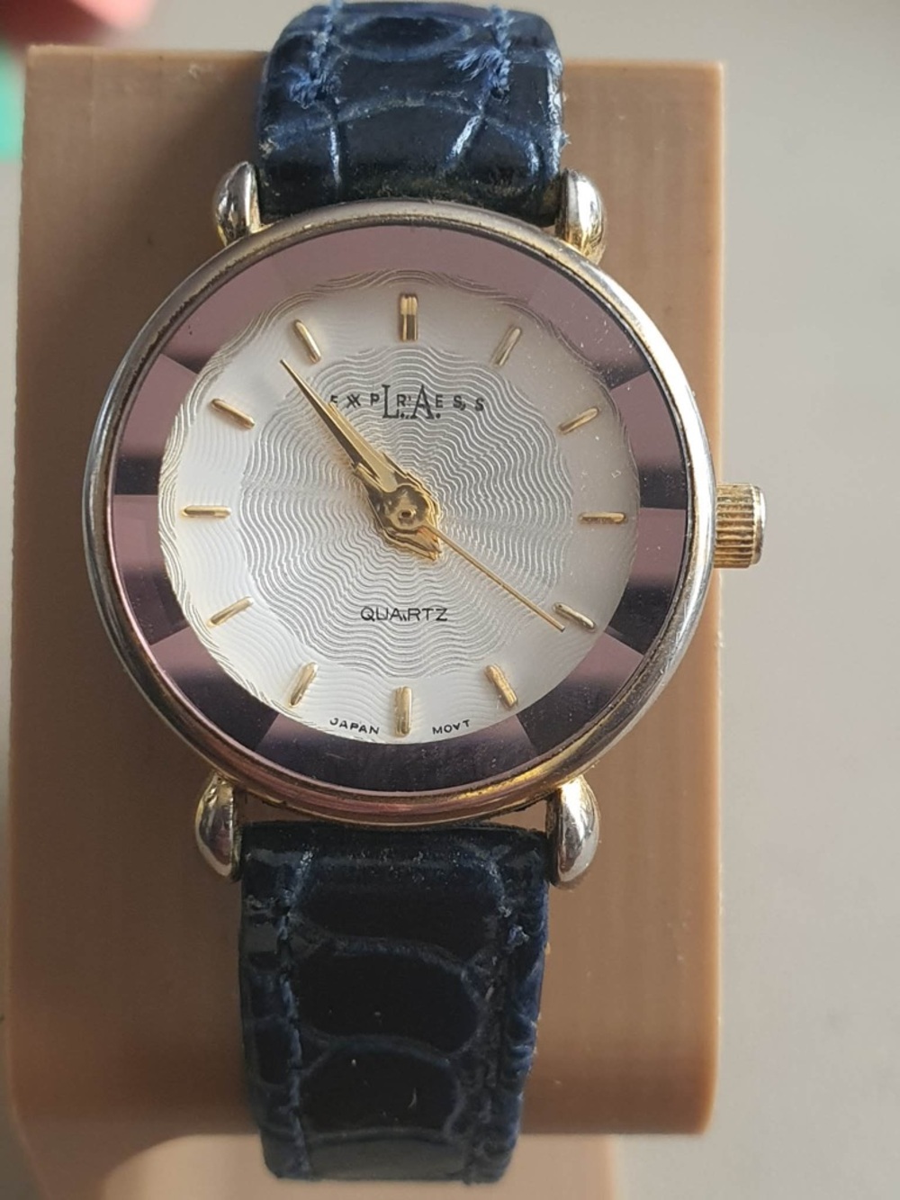 🦋10/$20🦋 Vtg L.A. Express  Goldtone/White Leather Women's Watch